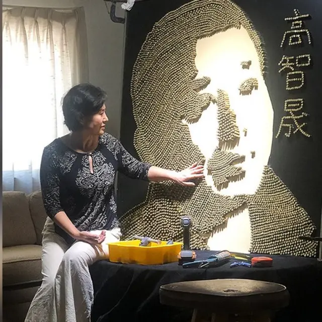 Mulher amarela ao lado de uma imagem feita com cartuchos de balas