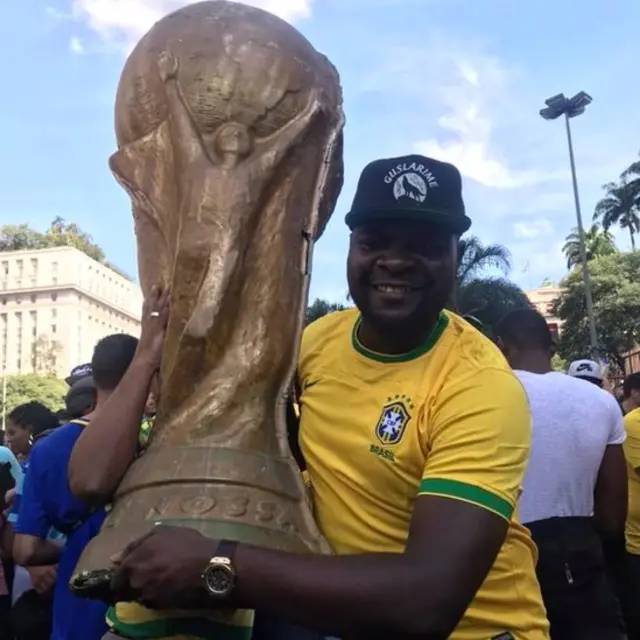 Guslarime com réplica da taça da Copa