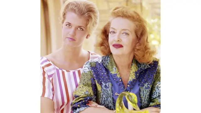 باربارا ابنة الممثلة بيتي ديفيز، ووالدتها