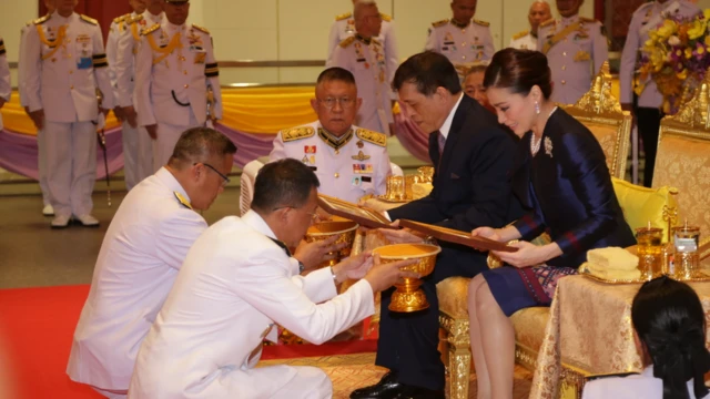 พระบาทสมเด็จพระเจ้าอยู่หัว และสมเด็จพระนางเจ้าฯ พระบรมราชินี เสด็จพระราชดําเนินทรงเปิดโครงการรถไฟฟ้ามหานครสายเฉลิมรัชมงคล