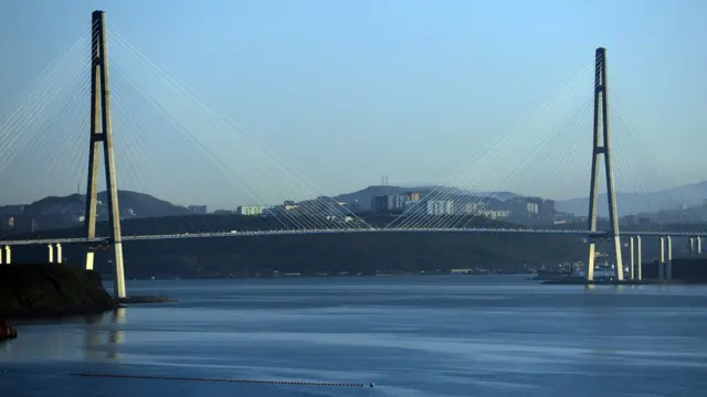 Мост на остров Русский