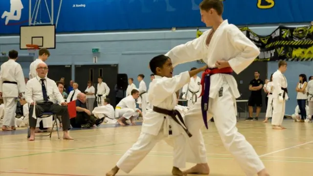 මවගේ අඩි පාරේ යන මයෝන් (වමේ)