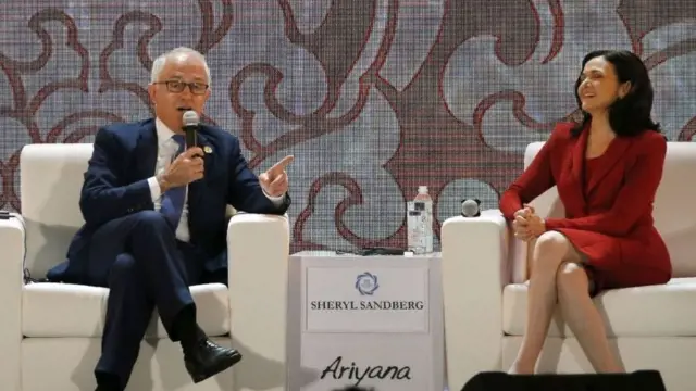 Bà Sheryl Sandberg (phải), Giám đốc điều hành của Facebook, dự hội nghị Apec ở Đà Nẵng năm 2017