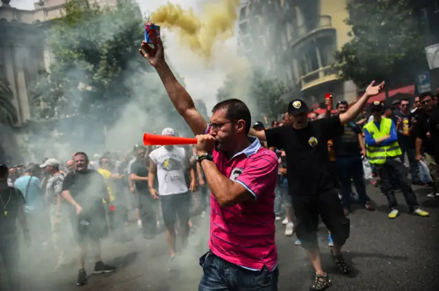 Barcelona'da taksi sürücülerinin Uber'e karşı gerçekleştirdiği eylemden bir kare