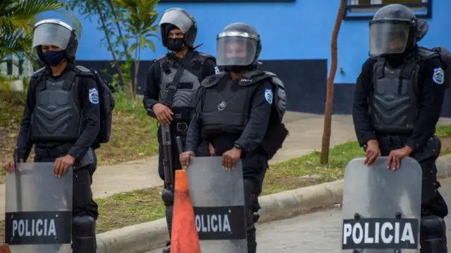 Policía en las calles.