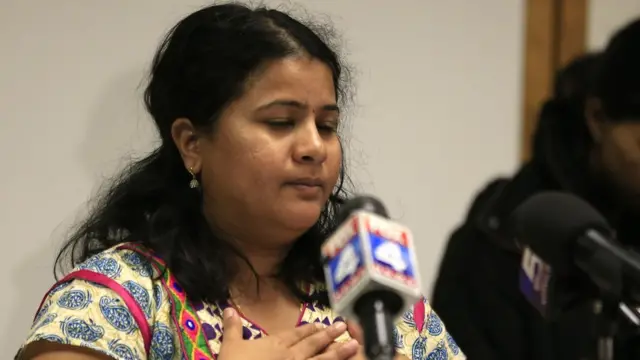 सुनयना दुमाला मीडिया से बात करते हुए.