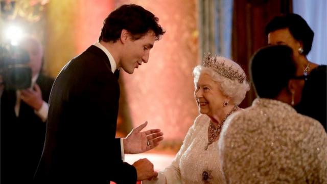 エリザベス女王に挨拶するカナダのジャスティン・トルドー首相