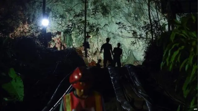 ਗੁਫ਼ਾ ਦੇ ਅੰਦਰ