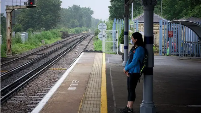 سيدة تنتظر القطار