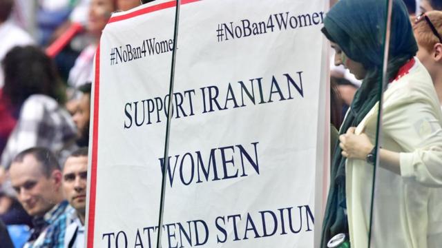 مشجعة تدعو إلى رفع الحظر على حضور النساء مباريات كرة القدم في إيران