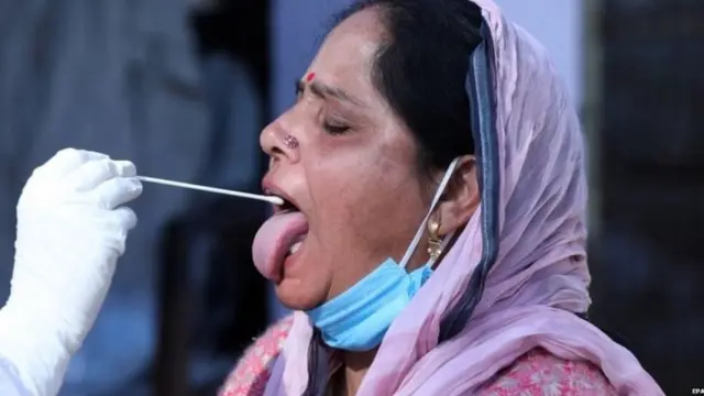 ਕੋਰੋਨਾਵਾਇਰਸ ਦਾ ਟੈਸਟ ਕਰਵਾ ਰਹੀ ਔਰਤ