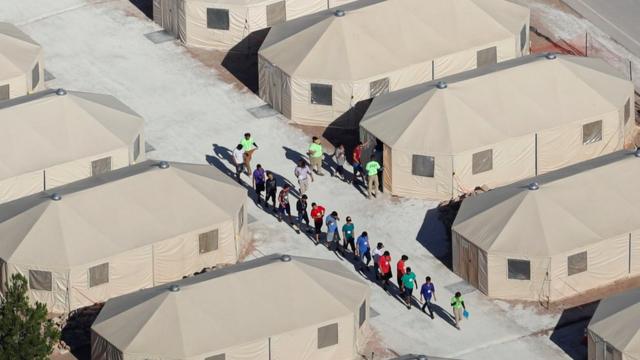 Sau khi chính sách "không khoan nhượng" được áp dụng, trẻ em di cư đã bị giam giữ tại một khu vực ở Texas