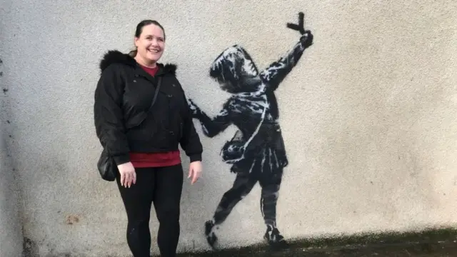 Британцы фотографируются с новой работой Бэнкси