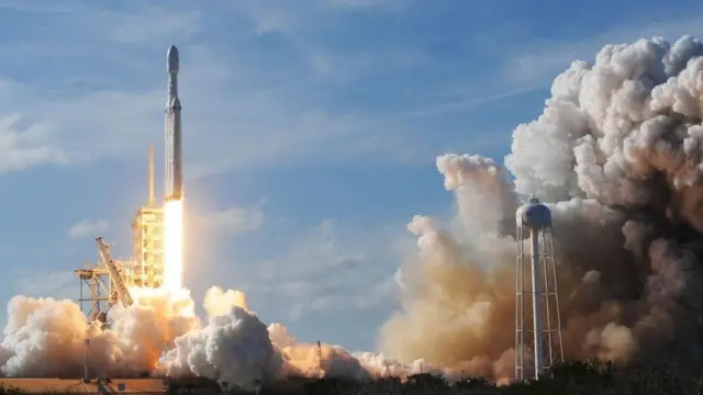 مكوك فضائي لحظة إطلاقه