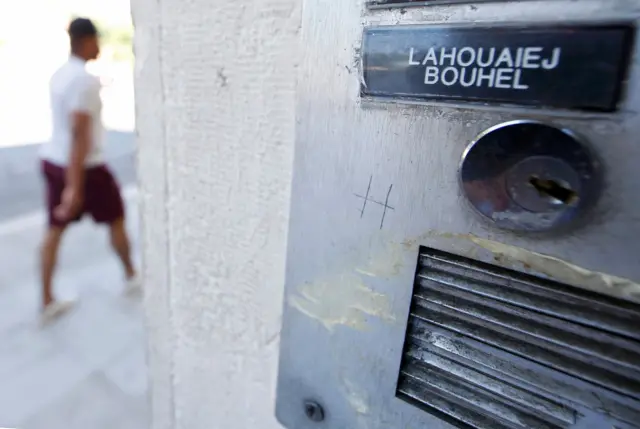 Una placa con el nombre Lahouaiej Bouhlel