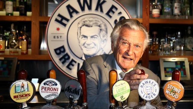 霍克爱喝啤酒，澳大利亚有公司推出一个以他命名的啤酒品牌。