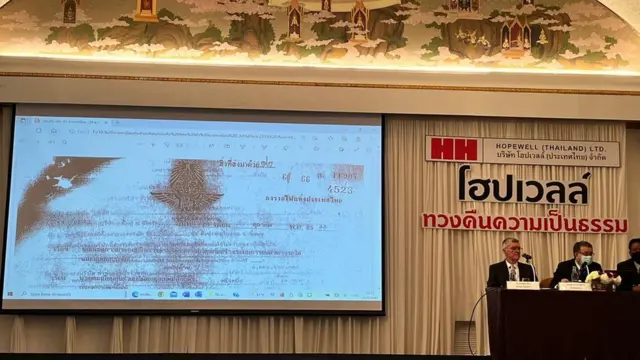 ผู้บริหารโฮปเวลล์แสดงหลักฐานการจดทะเบียนบริษัทอย่างถูกต้องตามกฎหมายต่อสื่อมวลชนในการแถลงข่าววันที่ 21 มิ.ย. 2565