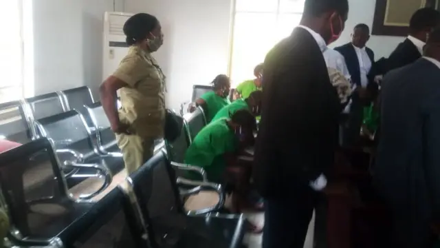 Woli sotitobi atawọn oṣiṣẹ ileesjọsin rẹ ti wọn jọ n jẹjọ ni gbọngan ile ẹjọ