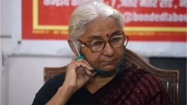 గుజరాత్ నర్మదా లోయలోని గిరిజనుల హక్కుల కోసం ఉద్యమాన్ని నడిపిస్తున్నందుకు ఆమెకు అక్కడ వివాదాస్పద వ్యక్తి పేరొచ్చింది