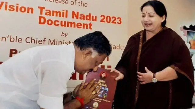 जयललिता को झुककर मिलते ओ पनीरसेल्वम