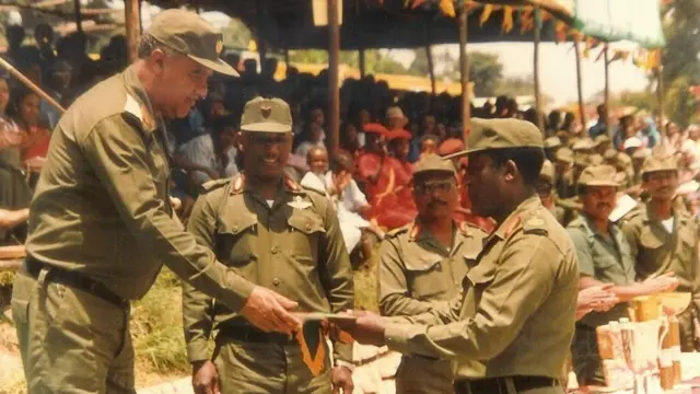 መከላከያ ሚንስትሩ ጄ/ል ኃይለጊዮርጊስ ለጄ/ል ደምሴ ቡልቶ ዕውቅና እየሰጡ።