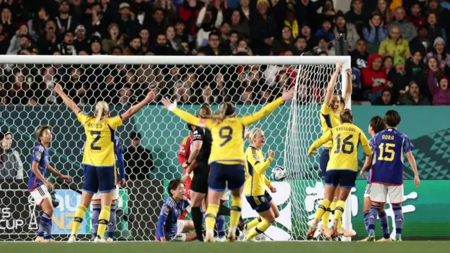 先制点を決めて喜ぶスウェーデン代表