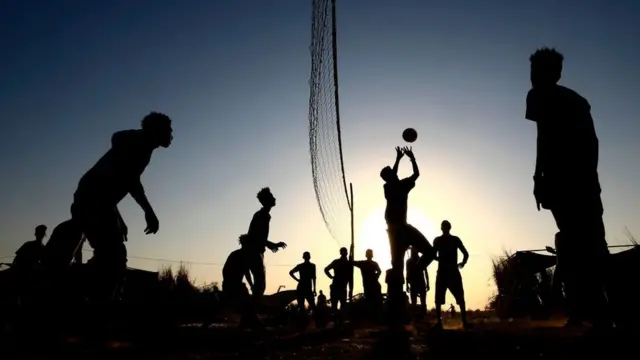شبان لاجئون من إقليم تيغراي الإثيوبي يلعبون كرة الطائرة في مخيم "أم راكوبة" في السودان
