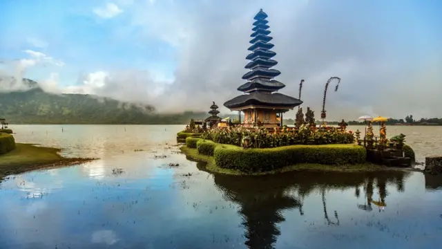 O templo flutuante Pura Ulun Danu Beratan,como fazer registro no pixbetBali, durante o pôr-do-sol