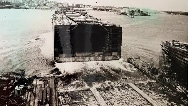 Polovina broda tokom porinuća