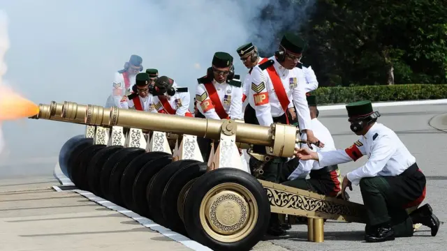 ทหารเกียรติยศยิงสลุตถวาย 21 นัด