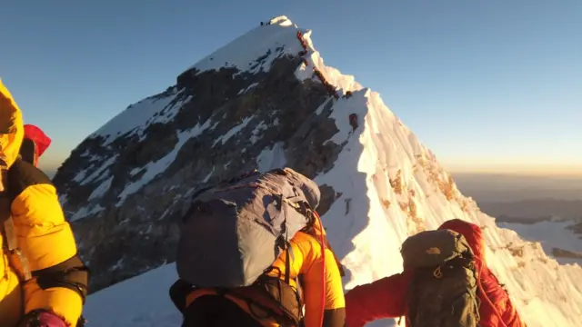 एवरेस्ट पर चढ़ते हुए पर्वतारोही
