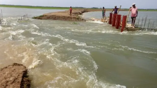অভিযোগ আছে জমিতে পানি নেওয়ার জন্যে কৃষকরাও অনেক সময় বাঁধ কেটে দেন