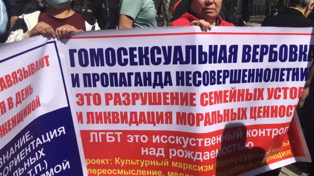 Митингди кууп тараткан жарандар бул плакаттарды мурдатан даярдап келишкен