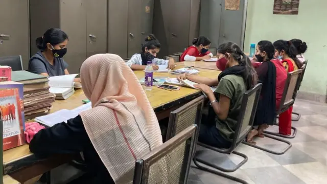 लाइब्रेरी में बैठकर पढ़ रहीं छात्राएं