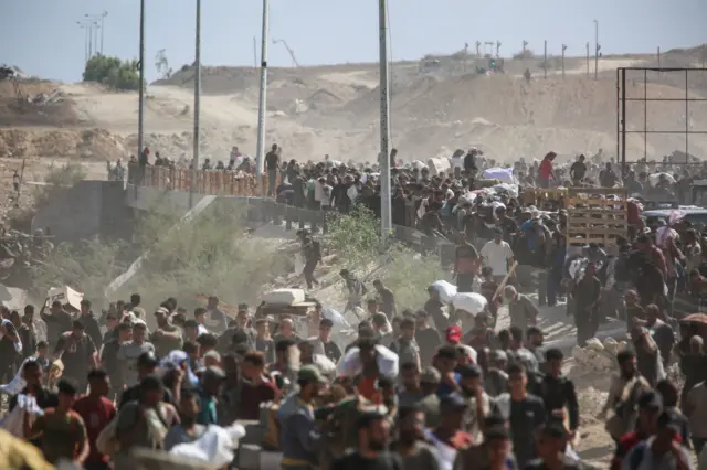 فلسطينيون يحملون إمدادات مساعدات قدمتها مؤسسة غزة الإنسانية المدعومة من الولايات المتحدة، وسط قطاع غزة، 31 يوليو/تموز 2025