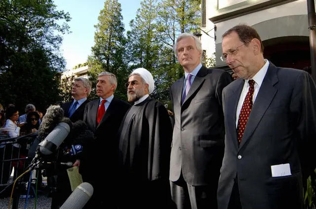 میشل بارنیه در کنار حسن روحانی در جریان مذاکرات هسته‌ای ایران