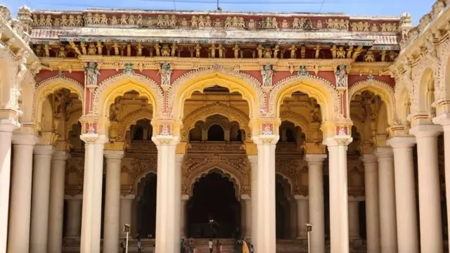 తిరుమలై నాయక నిర్మించిన రాజభవనంలోని కొంతభాగం నేటికీ పదిలంగా ఉంది 