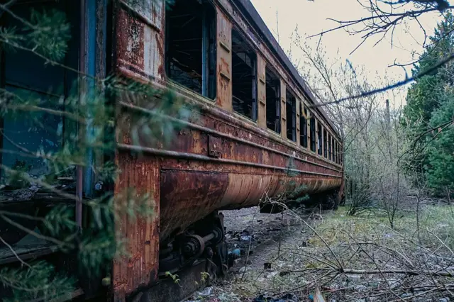 Vagones de un tren abandonado en la zona de exclusión de Chernóbil