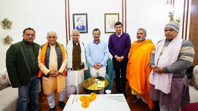 अरविंद केजरीवाल से मिलने पहुंचे कुछ पुजारी.
