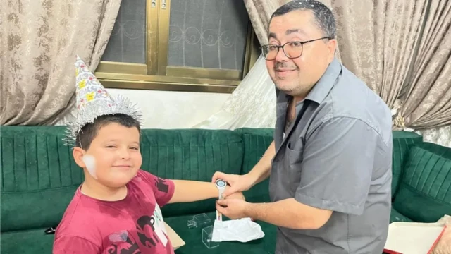 엘-버쉬 기자와 아들의 모습