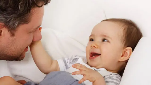 طفل يداعب رجلاً