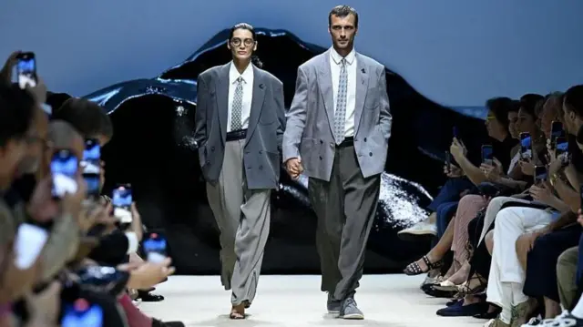 အမျိုးသား အမျိုးသမီး အနောက်တိုင်း ဝတ်စုံချုပ်လုပ်ငန်းမှာ ဂျော်ဂျီယို အာမာနီ ကို ရှေ့ဆောင်လမ်းပြလို့ ရှုမြင် 