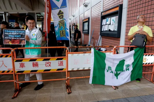 郑丽文启程前，有团体在台北松山机场抗议。