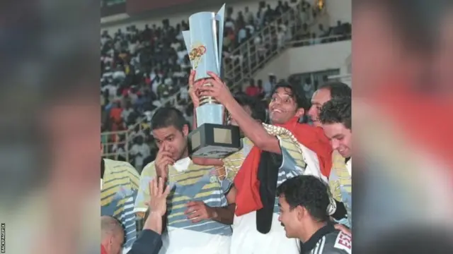 Hany Ramzy soulève le trophée de la CAN 1998, après que l'Égypte a battu l'Afrique du Sud pour remporter son quatrième titre africain. 