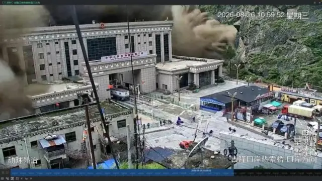 यातायात व्यवसायीहरूका अनुसार चीनतर्फ कैयौँ नेपाली सवारीसाधन लामबद्ध रहेका थिए