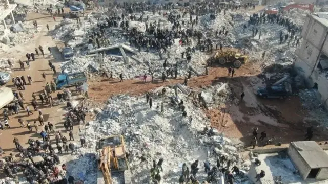 Vue aérienne des décombres d'un immeuble en Turquie.