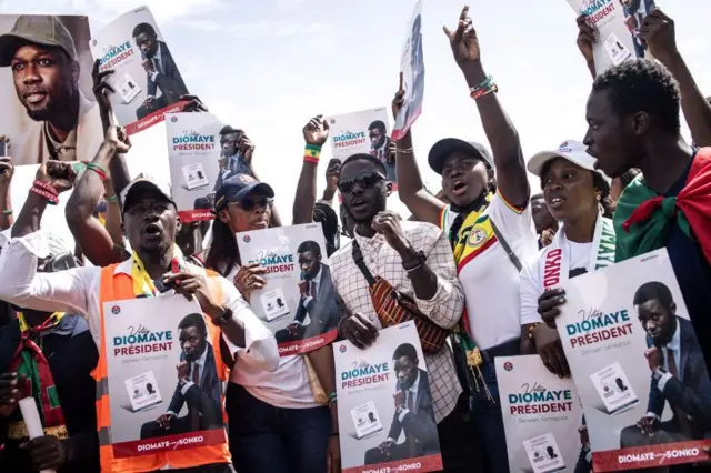 Les partisans du candidat à la présidentielle Bassirou Diomaye et du leader de l'opposition Ousmane Sonko manifestent à Dakar le 24 février 2024.