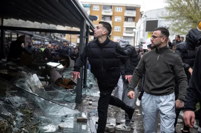 Muškarac baca kamenice