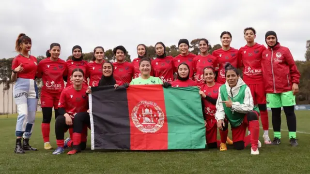 د افغان ښځو د فوټبال "ملبورن ویکتوري" لوبډلې لوبغاړې د ۲۰۲۳ کال د سپټمبر په ۱۰مه اسټرالیا کې د ملبورن ښار د "لا تروب" پوهنتون په لوبغالي کې د "ملبورن ویکتوري" او "اندیور یونایټیډ اس سي " تر منځ د پلې ‌اف له پایلوبې مخکې