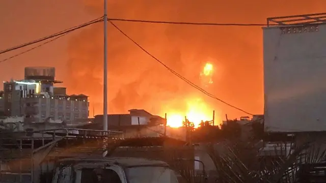 हुदैदा बंदरगाह से उठ रही लपटों को दूर तक देखा जा सकता था.